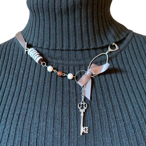 3x35$ 🐿 🍁 CREATION - 🗝️ Key - Short necklace ruban beads - gray brown white - Picture 1 of 8